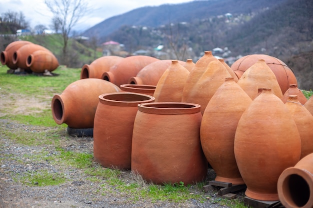 Gruzińskie tradycyjne dzbanki Kvevri na wino, na zewnątrz