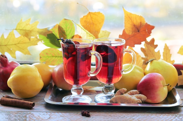 Grzane wino organiczne owoce jesienne liście przyprawy na drewnianym stole domowe gotowanie Święto Dziękczynienia