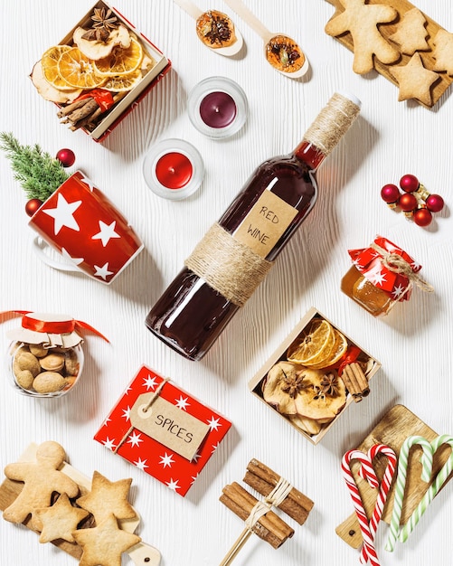 Zdjęcie grzane wino składniki jako diy pudełko upominkowe ręcznie robiony prezent z suszonymi owocami miodowymi przyprawami czerwone wino