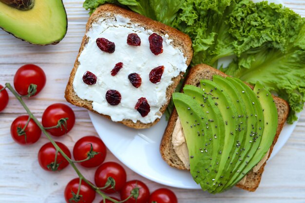 Grzanki z awokado i serem feta, widok z góry na śniadanie