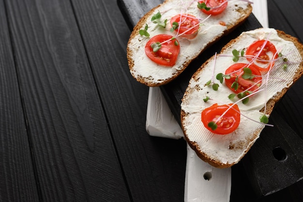 Grzanki z microgreens na stole Zdrowa żywność wegańska koncepcja żywności i diety