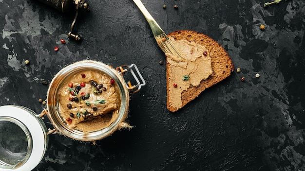 Grzanki Z Pasztetem Z Wątróbek Domowy Pasztet Z Wątróbek Drobiowych W Szklanym Słoju Haute Cuisine Widok Z Góry W Formacie Długiego Banera