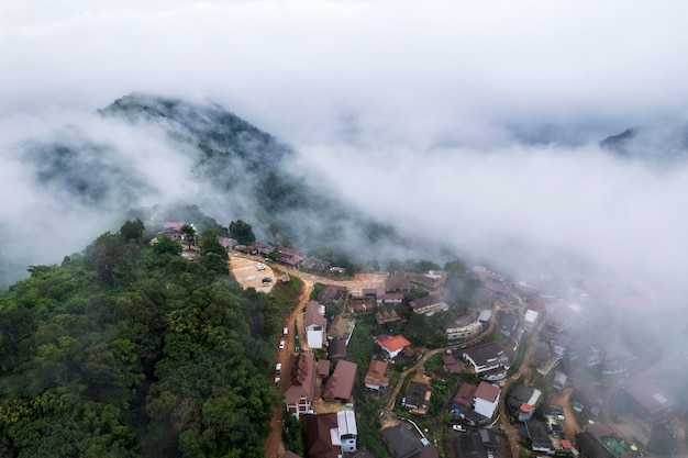 Grzbiet górski i chmury w wiejskiej dżungli w lesie krzewów Ban Phahee Prowincja Chiang Rai Tajlandia