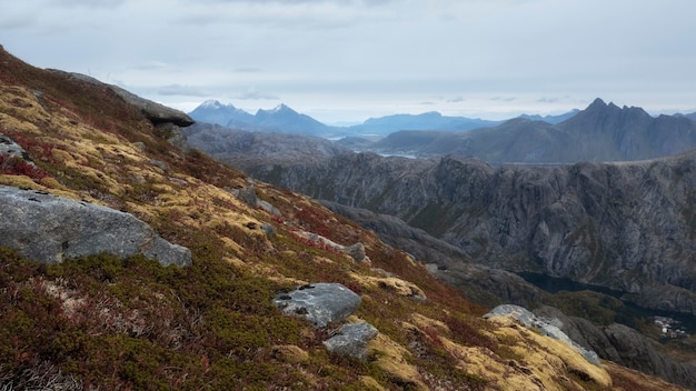 Grzbiet Górski Nad Miastem Nusfjord Na Lofotach Podczas Złotej Jesieni