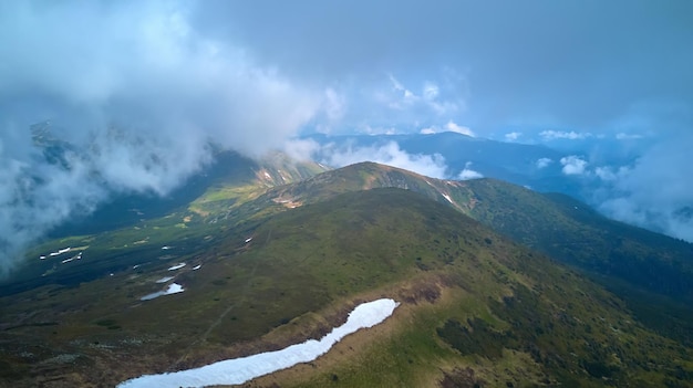 Grzbiet górski ze skalistymi wychodniami Panoramiczny widok ze szczytu grani na tle doliny Karpat