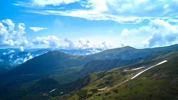 Grzbiet górski ze skalistymi wychodniami Panoramiczny widok ze szczytu grani na tle doliny Karpat