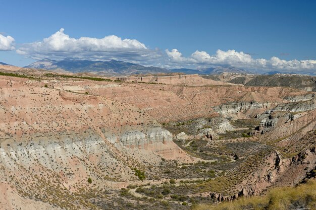 Grzbiety i klify Badland de los coloraos w geoparku granada