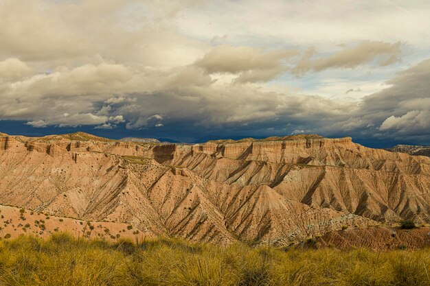 Grzbiety i klify Badland de los coloraos w geoparku granada