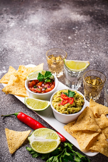 Guacamole, salsa, nachos z frytkami i tequila