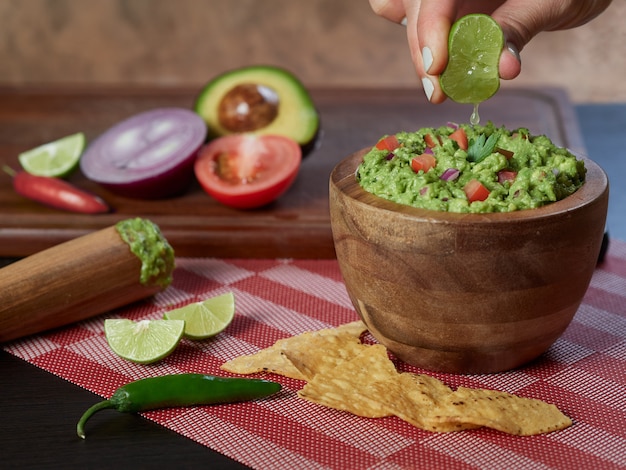 Zdjęcie guacamole tradycyjne meksykańskie jedzenie z awokado i warzywami