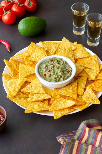 Guacamole Z Nachosami Z Chipsami Kukurydzianymi. Meksykańskie Jedzenie. Jedzenie Wegetariańskie.