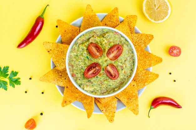 Guacamole z żółtym tłem i pieprzem cytrynowym