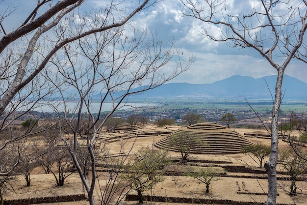 Zdjęcie guachimontones piramidy stanowisko archeologiczne tradycja teuchitlan w guadalajara jalisco meksyk