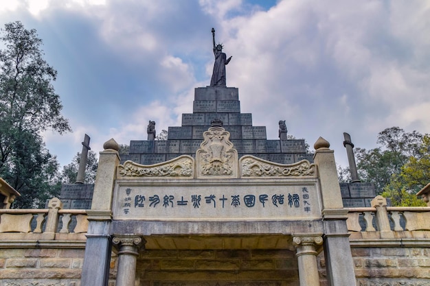 Guangzhou Huanghuagang 72 Męczenników Cmentarz Statua Wolności czuwa nad grobem