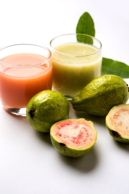 Guava Smoothie lub sok w szkle, w kolorze czerwonym i zielonym. Indyjskie nazwy tego owocu to Amrud, Jaam lub Peru. selektywne skupienie