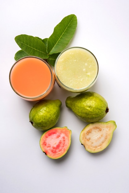 Guava Smoothie lub sok w szkle, w kolorze czerwonym i zielonym. Indyjskie nazwy tego owocu to Amrud, Jaam lub Peru. selektywne skupienie