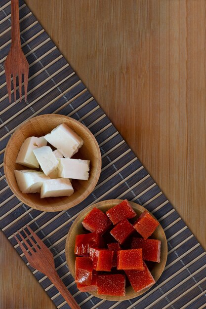 Guawa i biały ser na drewnianym stole Brazylijskie desery