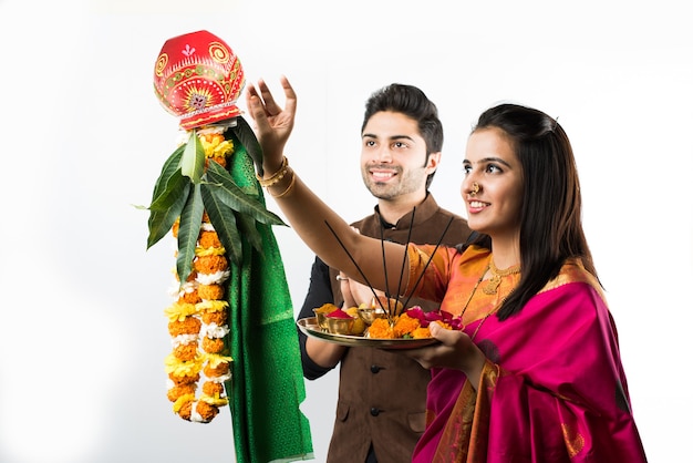 Gudi Padwa Celebration - indyjska inteligentna para wykonująca pudżę w hinduski nowy rok, odizolowana na białym tle