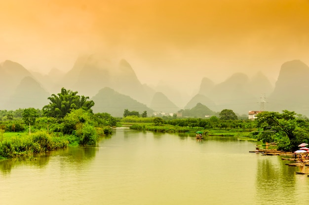 Zdjęcie guilin, yangshuo, piękna sceneria gór i rzek