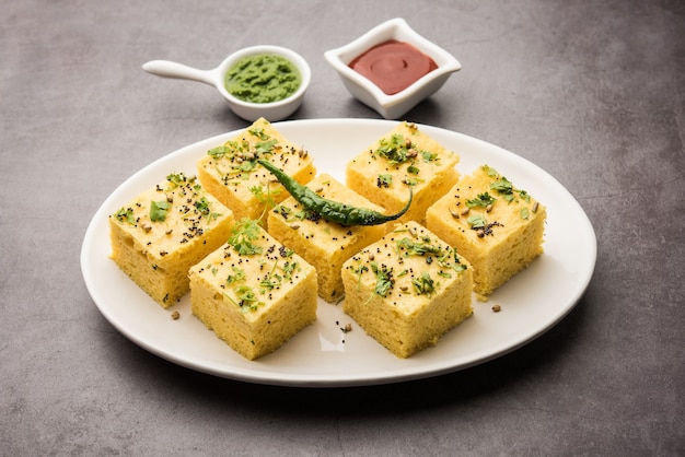 Gujarati Khaman Dhokla z Chana Dal, podawany z zielonym chutneyem, selektywne skupienie