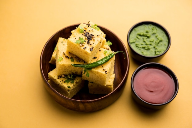 Gujarati Khaman Dhokla z Chana Dal, podawany z zielonym chutneyem, selektywne skupienie