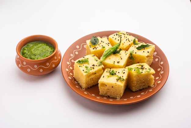 Gujarati Khaman Dhokla z Chana Dal, podawany z zielonym chutneyem, selektywne skupienie