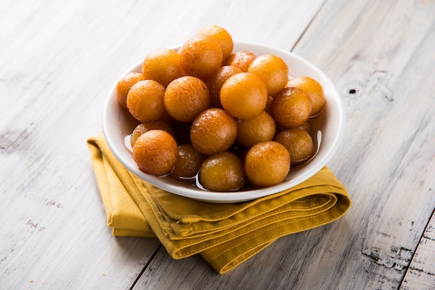 Gulab jamun lub gulaab jamun to słodki mithai na bazie mleka