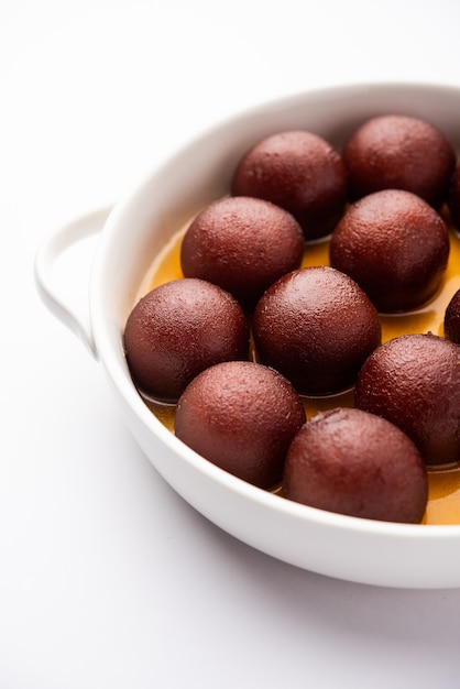 Gulab jamun to słodkie knedle na bazie mleka, popularne w Indiach, Pakistanie na festiwalach takich jak Diwali, eid, a nawet na przyjęciach weselnych