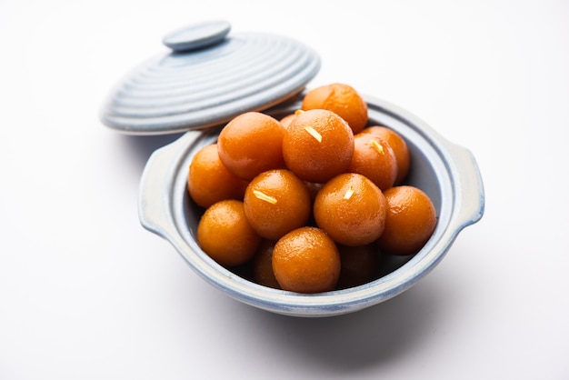 Gulab jamun to słodkie knedle na bazie mleka, popularne w Indiach, Pakistanie na festiwalach takich jak Diwali, eid, a nawet na przyjęciach weselnych