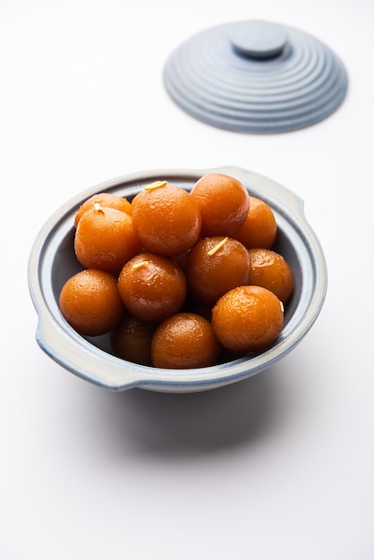 Gulab jamun to słodkie knedle na bazie mleka, popularne w Indiach, Pakistanie na festiwalach takich jak Diwali, eid, a nawet na przyjęciach weselnych