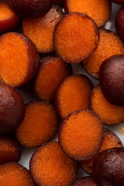 Gulab jamun to słodkie knedle na bazie mleka, popularne w Indiach, Pakistanie na festiwalach takich jak Diwali, eid, a nawet na przyjęciach weselnych