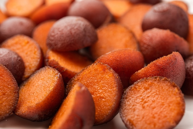 Gulab jamun to słodkie knedle na bazie mleka, popularne w Indiach, Pakistanie na festiwalach takich jak Diwali, eid, a nawet na przyjęciach weselnych