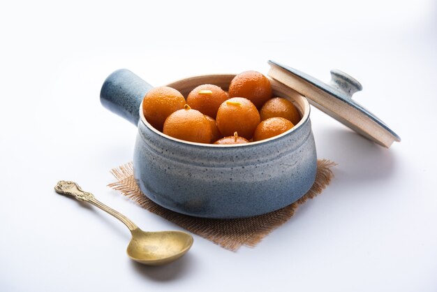 Gulab jamun to słodkie knedle na bazie mleka, popularne w Indiach, Pakistanie na festiwalach takich jak Diwali, eid, a nawet na przyjęciach weselnych