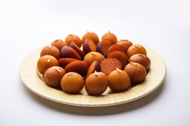 Gulab jamun to słodkie knedle na bazie mleka, popularne w Indiach, Pakistanie na festiwalach takich jak Diwali, eid, a nawet na przyjęciach weselnych