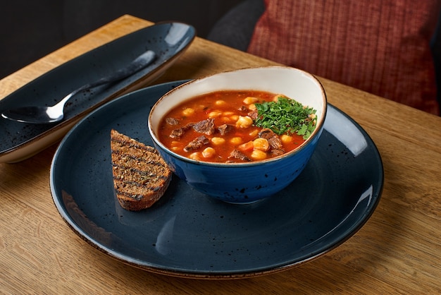 Gulasz, wołowina, pomidor, zupa z wędzonej papryki na stole w restauracji
