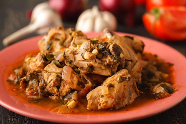 Gulasz z kurczaka z warzywami i przyprawami - zbliżenie chakhokhbili na stole