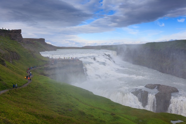 Gullfoss mieści się w widoku sezonu letniego, Islandia. Islandzki krajobraz.