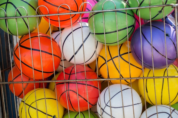 Gumowa piłka w różnych kolorach