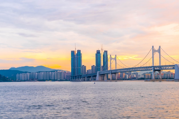 Gwangan Bridge W Busan City, Korea Południowa.