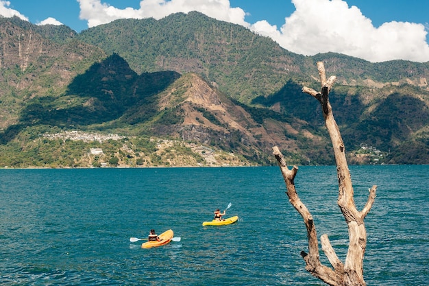 Gwatemala Pływanie Kajakiem Po Jeziorze Atitlan Jest Popularnym Zajęciem Wśród Turystów