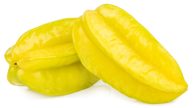 Gwiazda karambola owocowa lub gwiazda jabłko (starfruit) na białym tle na białym tle ze ścieżką przycinającą.