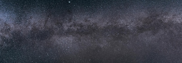 Gwiazdiste nocne niebo z galaktyką Drogi Mlecznej Naturalne panoramiczne tło