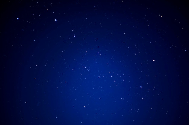 Gwiazdiste nocne niebo z jasnymi gwiazdami