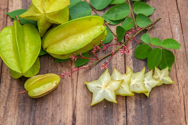 Zdjęcie gwiazdowa owoc na drewnianym tle, starfruit na drewnianym tle