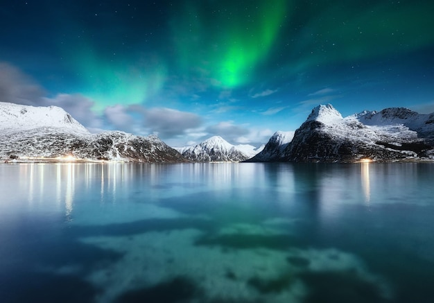 Zdjęcie gwiazdy i światło północne aurora borealis hamnoy wioska wyspy lofoten norwegia światło na niebie obraz przyrody góry i woda obraz podróży i wakacji