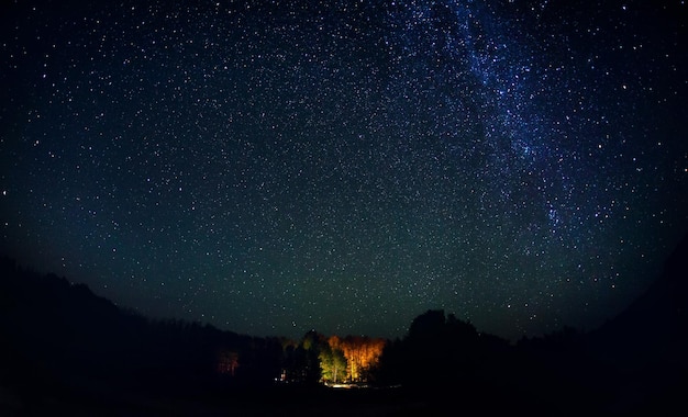 gwiaździsta noc z Drogą Mleczną