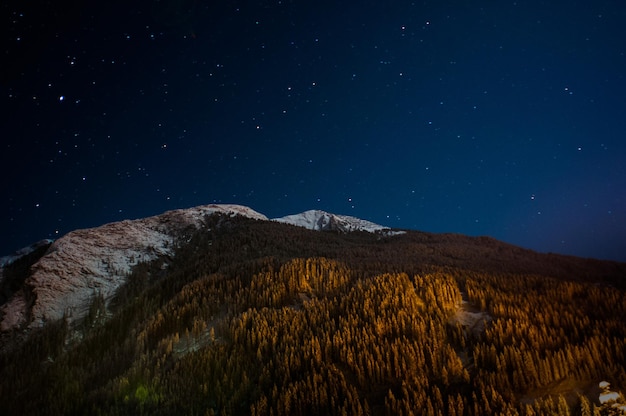 Gwiaździste niebo nad ośrodkiem narciarskim Mayrhofen.