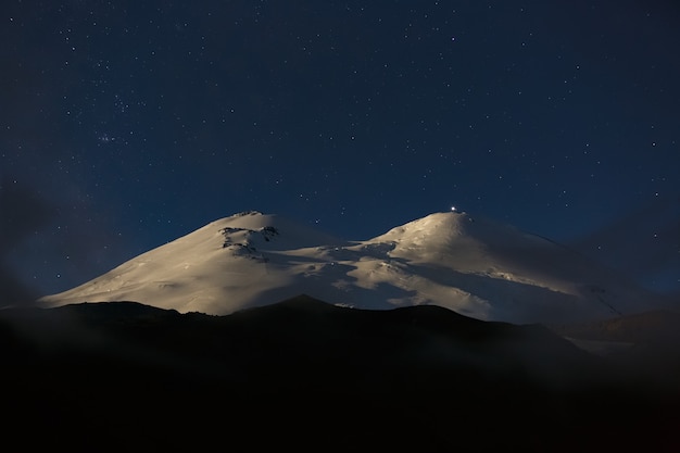 Gwiaździste nocne niebo nad Elbrusem. Kaukaz Północny.