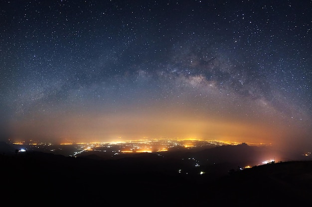 Gwiaździste Nocne Niebo Z Galaktyką Drogi Mlecznej I światłem Miasta W Phutabberk Phetchabun W Tajlandii