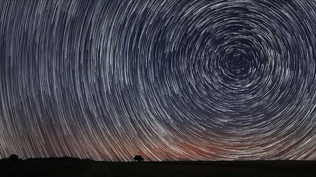 Gwiezdne ślady na nocnym niebie. Startrails na nocnym niebie.